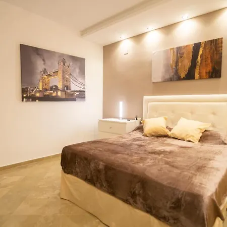 Aixa Serrallo Aparts Apartment